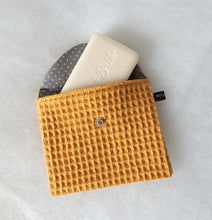 Charger l&#39;image dans la galerie, Pochette à savon imperméable en nid d&#39;abeille et coton enduit / étui de rangement savon voyage