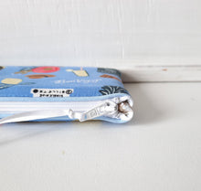 Charger l'image dans la galerie, Etui à lunettes souple en tissu Rifle Paper Co / étui à lunettes de soleil molletonné
