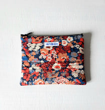 Charger l'image dans la galerie, Pochette matelassée en tissu Liberty Thorpe / trousse à bijoux liberty of London / trousse voyage