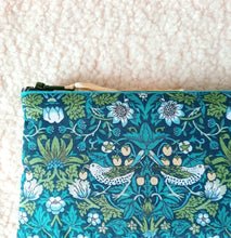 Charger l'image dans la galerie, Etui à lunettes molletonné en tissu Liberty of London Strawberry Thief / Cadeau femme