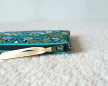 Charger l'image dans la galerie, Etui à lunettes molletonné en tissu Liberty of London Strawberry Thief / Cadeau femme