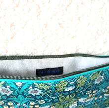 Charger l'image dans la galerie, Etui à lunettes molletonné en tissu Liberty of London Strawberry Thief / Cadeau femme