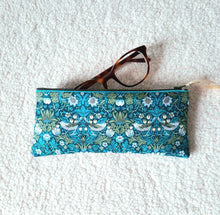 Charger l'image dans la galerie, Etui à lunettes molletonné en tissu Liberty of London Strawberry Thief / Cadeau femme