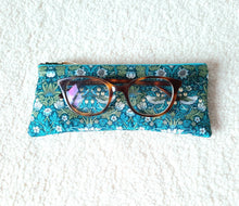 Charger l'image dans la galerie, Etui à lunettes molletonné en tissu Liberty of London Strawberry Thief / Cadeau femme