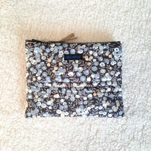 Charger l'image dans la galerie, Pochette matelassée en tissu Liberty Wiltshire / Trousse à bijoux liberty of London / Trousse voyage femme