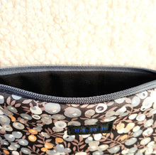 Charger l'image dans la galerie, Pochette matelassée en tissu Liberty Wiltshire / Trousse à bijoux liberty of London / Trousse voyage femme