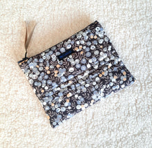 Charger l'image dans la galerie, Pochette matelassée en tissu Liberty Wiltshire / Trousse à bijoux liberty of London / Trousse voyage femme
