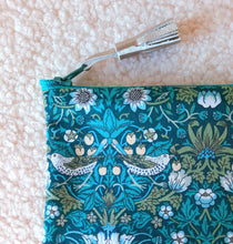 Charger l'image dans la galerie, Petite pochette Porte monnaie en tissu Liberty Strawberry Thief / Trousse Liberty of London