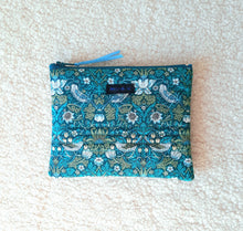 Charger l'image dans la galerie, Pochette matelassée en tissu Liberty Strawberry Thief / Trousse à bijoux liberty of London / Trousse voyage femme
