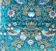 Charger l'image dans la galerie, Pochette matelassée en tissu Liberty Strawberry Thief / Trousse à bijoux liberty of London / Trousse voyage femme