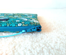 Charger l'image dans la galerie, Pochette matelassée en tissu Liberty Strawberry Thief / Trousse à bijoux liberty of London / Trousse voyage femme