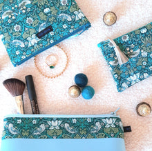 Charger l'image dans la galerie, Pochette matelassée en tissu Liberty Strawberry Thief / Trousse à bijoux liberty of London / Trousse voyage femme