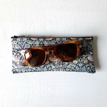Charger l'image dans la galerie, Etui à lunettes molletonné en tissu Liberty of London Strawberry Thief / Cadeau femme