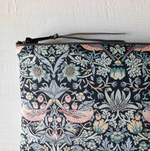 Charger l'image dans la galerie, Etui à lunettes molletonné en tissu Liberty of London Strawberry Thief / Cadeau femme