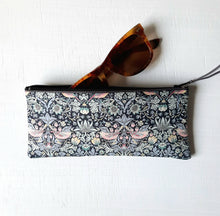Charger l'image dans la galerie, Etui à lunettes molletonné en tissu Liberty of London Strawberry Thief / Cadeau femme