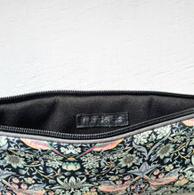 Charger l'image dans la galerie, Etui à lunettes molletonné en tissu Liberty of London Strawberry Thief / Cadeau femme