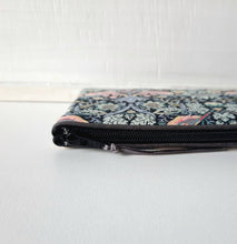 Charger l'image dans la galerie, Etui à lunettes molletonné en tissu Liberty of London Strawberry Thief / Cadeau femme