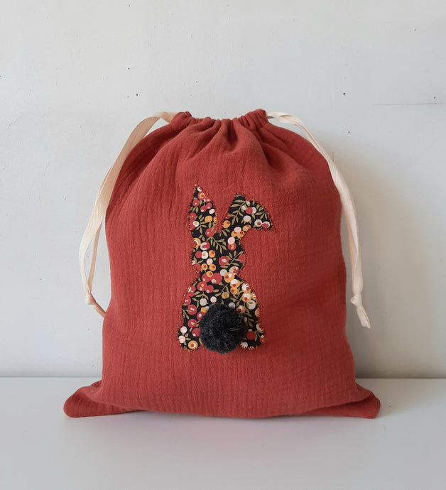 cadeau enfant Pâques ce sac en gaze de coton décoré d un lapin en tissu Liberty est idéal pour la chasse aux oeufs de pâques