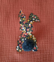 Charger l&#39;image dans la galerie, Sac pochon enfant en double gaze de coton écureuil et lapin en Liberty Wiltshire / Grande pochette à liens coulissants / Cadeau de naissance bébé