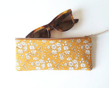 Charger l'image dans la galerie, étui à lunettes molletonné en tissu liberty capel moutarde mitsi&cie