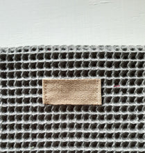 Charger l&#39;image dans la galerie, Trousse de toilette femme en nid d&#39;abeille anthracite - grand modèle / Maxi Pochette tissu