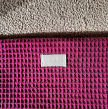 Charger l&#39;image dans la galerie, Trousse de toilette femme en nid d&#39;abeille grenat - grand modèle / Maxi Pochette tissu