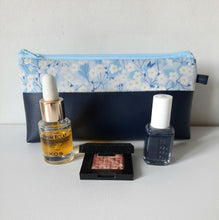 Charger l&#39;image dans la galerie, Trousse à maquillage bleu marine et tissu Liberty Mitsi / Trousse de toilette femme