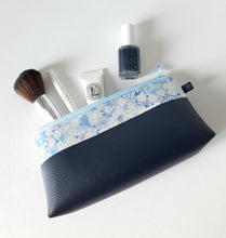 Charger l&#39;image dans la galerie, Trousse à maquillage bleu marine et tissu Liberty Mitsi / Trousse de toilette femme