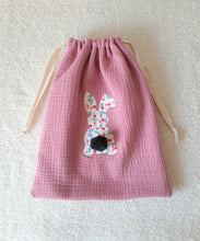 Charger l&#39;image dans la galerie, Pâques cadeau enfant ce sac en gaze de coton décoré d un lapin en tissu Liberty est idéal pour la chasse aux oeufs de pâques
