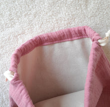 Charger l&#39;image dans la galerie, Sac pochon enfant en double gaze de coton rose et lapin en Liberty / Grande pochette à liens coulissants / Cadeau de naissance bébé
