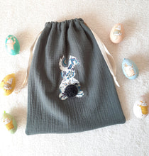 Charger l&#39;image dans la galerie, Pâques cadeau enfant ce sac en gaze de coton décoré d un lapin en tissu Liberty est idéal pour la chasse aux oeufs de pâques