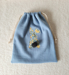 cadeau enfant Pâques ce sac en gaze de coton décoré d un lapin en tissu Liberty est idéal pour la chasse aux oeufs de pâques