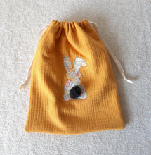 Charger l&#39;image dans la galerie, cadeau enfant Pâques ce sac en gaze de coton décoré d un lapin en tissu Liberty est idéal pour la chasse aux oeufs de pâques