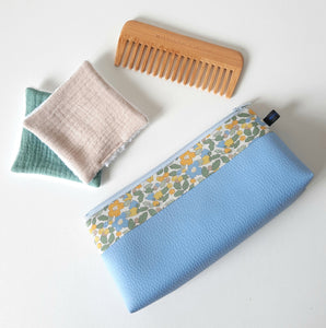 Trousse à maquillage en similicuir bleu et tissu Liberty Betsy berry / Cadeau Femme