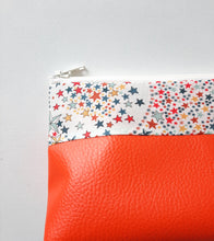 Charger l&#39;image dans la galerie, Trousse à maquillage orange et tissu Liberty of London Adelajda / trousse de toilette femme