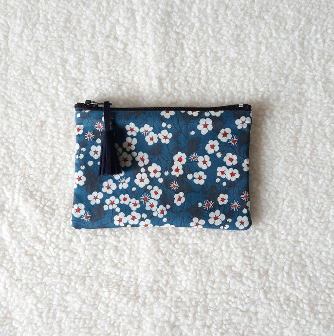 Trousse zippée en tissu liberty mitsi petites fleurs de cerisier blanches sur fond bleu nuit