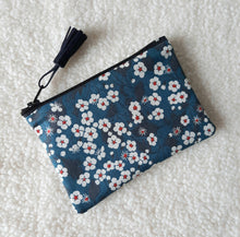 Charger l&#39;image dans la galerie, Petite trousse plate en tissu Liberty Mitsi (petites fleurs cerisier blanches fond bleu nuit) porte monnaie porte carte