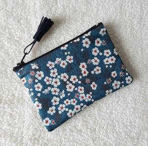 Petite trousse plate en tissu Liberty Mitsi (petites fleurs cerisier blanches fond bleu nuit) porte monnaie porte carte