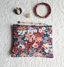 Charger l&#39;image dans la galerie, Pochette matelassée en tissu Liberty Thorpe / trousse à bijoux liberty of London / trousse voyage