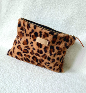 Pochette fourrure léopard grand format / Trousse fausse fourrure /  Cadeau Noël pour elle