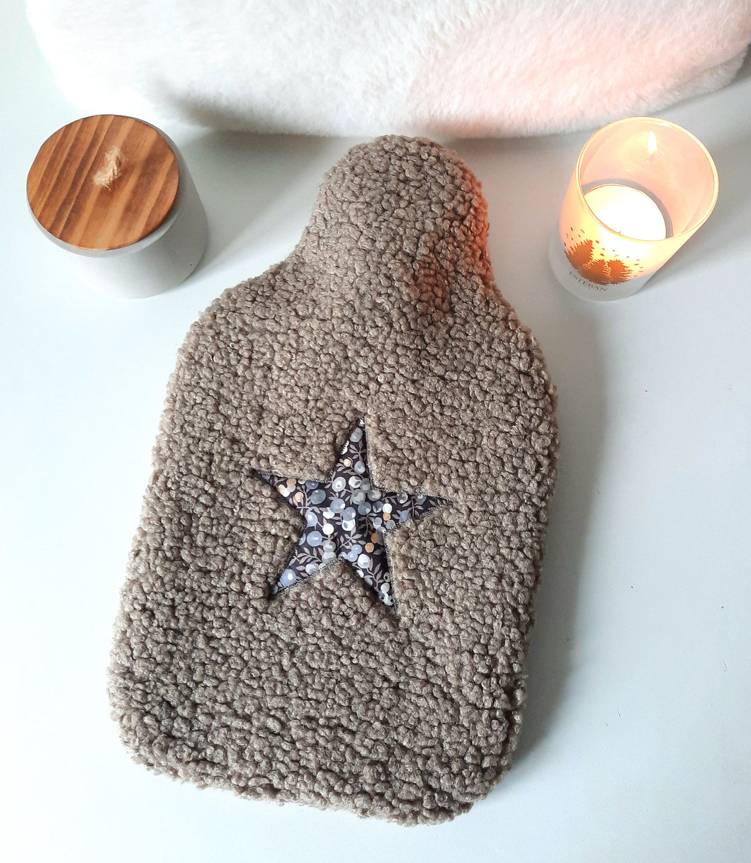 Housse de bouillotte en moumoute taupe et étoile Liberty / Protège bouillotte eau chaude 2 litres fausse fourrure mouton grande douceur