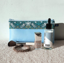 Charger l&#39;image dans la galerie, Trousse à maquillage bleu et tissu Liberty Strawberry thief / Trousse de toilette femme