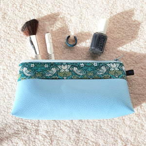 Trousse à maquillage bleu et tissu Liberty Strawberry thief / Trousse de toilette femme