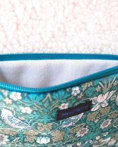 Pochette matelassée en tissu Liberty Strawberry Thief / Trousse à bijoux liberty of London / Trousse voyage femme