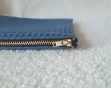 Charger l&#39;image dans la galerie, Trousse de toilette femme en nid d&#39;abeille bleu ardoise - grand modèle / Maxi Pochette tissu