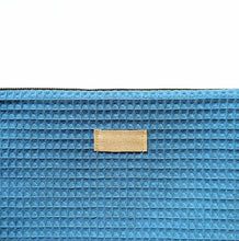 Charger l&#39;image dans la galerie, Trousse de toilette femme en nid d&#39;abeille bleu ardoise - grand modèle / Maxi Pochette tissu