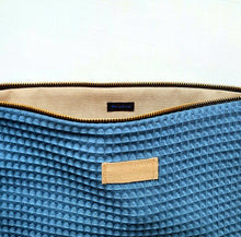 Charger l&#39;image dans la galerie, Trousse de toilette femme en nid d&#39;abeille bleu ardoise - grand modèle / Maxi Pochette tissu