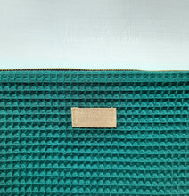 Charger l&#39;image dans la galerie, Trousse de toilette femme en nid d&#39;abeille vert émeraude - grand modèle / Maxi Pochette tissu