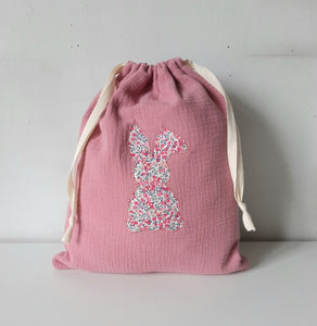 Sac à doudou / Pochon / Sac école / Sac maternelle /  Sac crèche / Sac enfant en double gaze de coton et lapin Liberty