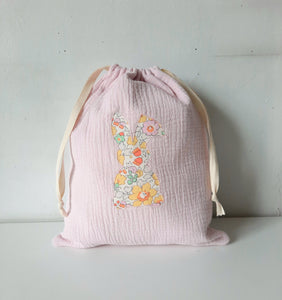 Sac à doudou / Pochon / Sac école / Sac maternelle /  Sac crèche / Sac enfant en double gaze de coton et lapin Liberty